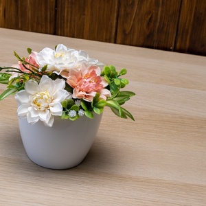 Selyemvirág asztaldísz - Fehér-Barack-Zöld színvilág, fehér kaspóban - otthon & életmód - dekoráció - asztal és polc dekoráció - asztaldísz - Meska.hu