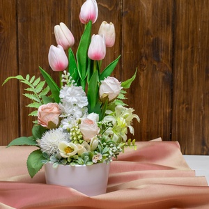 Tavaszi tulipános dekoráció - asztaldísz - fehér kaspóban  - Meska.hu