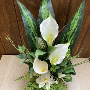 Krémfehér kála művirág kompozíció kaspóban  elegáns zöld-fehér lakásdekoráció (45 cm magas) - otthon & életmód - dekoráció - asztal és polc dekoráció - asztaldísz - Meska.hu