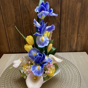 Kézzel készült kék-sárga virágkompozíció írisz, tulipán, kála  asztaldísz fehér kaspóban (40 cm) - Csodás és élethű  - otthon & életmód - dekoráció - asztal és polc dekoráció - asztaldísz - Meska.hu