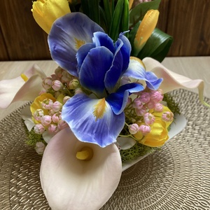 Kézzel készült kék-sárga virágkompozíció írisz, tulipán, kála  asztaldísz fehér kaspóban (40 cm) - Csodás és élethű  - otthon & életmód - dekoráció - asztal és polc dekoráció - asztaldísz - Meska.hu