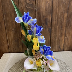 Kézzel készült kék-sárga virágkompozíció írisz, tulipán, kála  asztaldísz fehér kaspóban (40 cm) - Csodás és élethű  - otthon & életmód - dekoráció - asztal és polc dekoráció - asztaldísz - Meska.hu