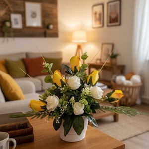 Elegáns, kézzel készített virágdísz sárga és fehér rózsákkal  időtlen asztali dekoráció, Otthon & Életmód, Dekoráció, Asztal és polc dekoráció, Asztaldísz, Virágkötés, MESKA