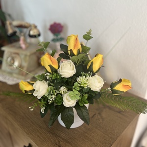 Elegáns, kézzel készített virágdísz sárga és fehér rózsákkal  időtlen asztali dekoráció - otthon & életmód - dekoráció - asztal és polc dekoráció - asztaldísz - Meska.hu
