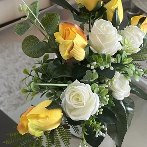 Elegáns, kézzel készített virágdísz sárga és fehér rózsákkal  időtlen asztali dekoráció - otthon & életmód - dekoráció - asztal és polc dekoráció - asztaldísz - Meska.hu