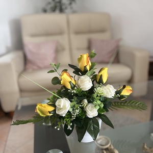 Elegáns, kézzel készített virágdísz sárga és fehér rózsákkal  időtlen asztali dekoráció - otthon & életmód - dekoráció - asztal és polc dekoráció - asztaldísz - Meska.hu