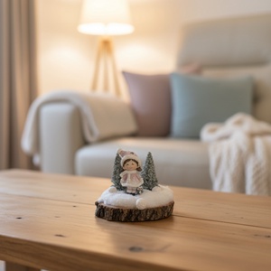 Téli hangulatú mini dekor  kislány figurával, fenyőkkel és hóval, kézzel készített asztaldísz, Otthon & Életmód, Dekoráció, Asztal és polc dekoráció, Asztaldísz, Virágkötés, MESKA