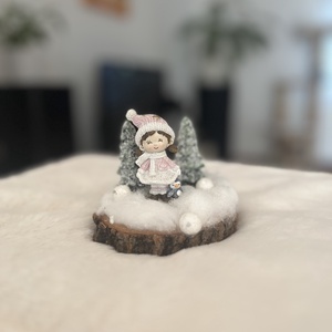Téli hangulatú mini dekor  kislány figurával, fenyőkkel és hóval, kézzel készített asztaldísz - otthon & életmód - dekoráció - asztal és polc dekoráció - asztaldísz - Meska.hu