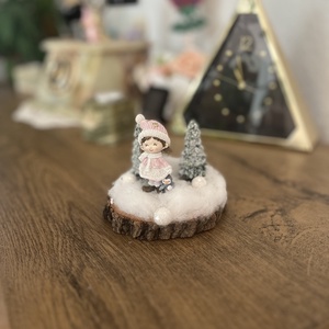 Téli hangulatú mini dekor  kislány figurával, fenyőkkel és hóval, kézzel készített asztaldísz - otthon & életmód - dekoráció - asztal és polc dekoráció - asztaldísz - Meska.hu