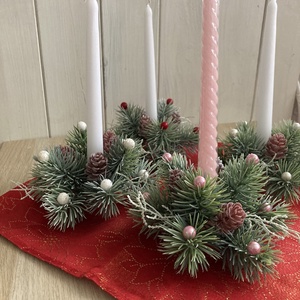 Téli varázs  Karácsonyi gyertyagyűrű fenyőággal és bogyókkal - Fenyőágas adventi gyertyagyűrű (16 cm) - karácsony - karácsonyi lakásdekoráció - ünnepi asztaldekoráció - Meska.hu