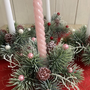 Téli varázs  Karácsonyi gyertyagyűrű fenyőággal és bogyókkal - Fenyőágas adventi gyertyagyűrű (16 cm) - karácsony - karácsonyi lakásdekoráció - ünnepi asztaldekoráció - Meska.hu