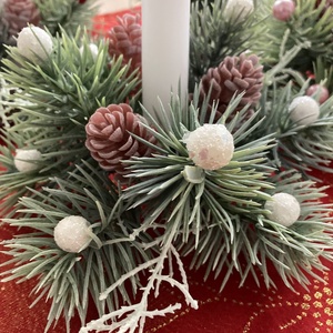 Téli varázs  Karácsonyi gyertyagyűrű fenyőággal és bogyókkal - Fenyőágas adventi gyertyagyűrű (16 cm) - karácsony - karácsonyi lakásdekoráció - ünnepi asztaldekoráció - Meska.hu