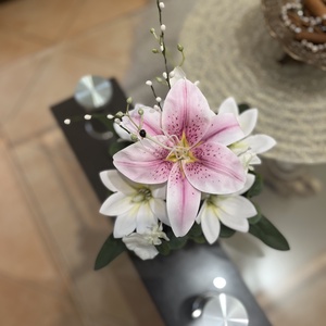 Elegáns rózsaszín-fehér liliom virágdísz  25 cm magas asztali kompozíció - otthon & életmód - dekoráció - asztal és polc dekoráció - asztaldísz - Meska.hu