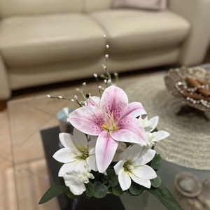 Elegáns rózsaszín-fehér liliom virágdísz  25 cm magas asztali kompozíció - otthon & életmód - dekoráció - asztal és polc dekoráció - asztaldísz - Meska.hu