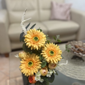 Napfényes sárga gerbera asztaldísz  35 cm magas virágkompozíció - otthon & életmód - dekoráció - asztal és polc dekoráció - asztaldísz - Meska.hu
