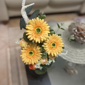Napfényes sárga gerbera asztaldísz  35 cm magas virágkompozíció - otthon & életmód - dekoráció - asztal és polc dekoráció - asztaldísz - Meska.hu