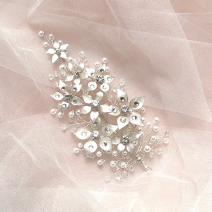 Gyöngyház fehér virágos hajékszer - esküvő - hajdísz - kontydísz & hajdísz - Meska.hu