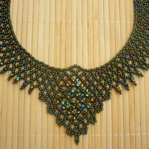 Többszínű zöld kristályos gyöngy gallér, gyöngy nyaklánc, gyöngyékszer, ajándék - ékszer - nyaklánc - nyakpánt, gallér - Meska.hu