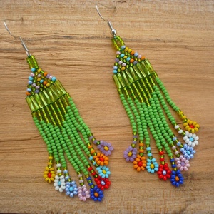 Tavaszi virágos gyöngy lógós, hosszú fülbevaló, ajándék, Ékszer, Fülbevaló, Lógó fülbevaló, Gyöngyfűzés, gyöngyhímzés, MESKA