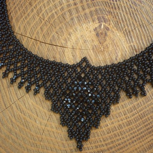 Fekete csiszolt gyöngyös alkalmi gyöngynyaklánc, gyöngygallér - ékszer - nyaklánc - gyöngyös nyaklánc - Meska.hu