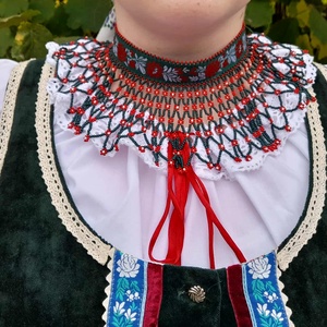Zsűrizett zöld-piros virágos sárközi sárközi gyöngygallér - Meska.hu