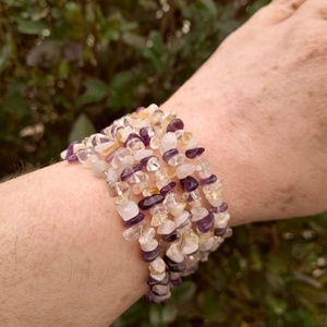 Négyféle ásványchipsből készült memória karkötő, ásvány karkötő - ékszer - karkötő - gyöngyös karkötő - Meska.hu