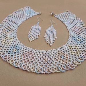 Pasztell színű virágos gyöngygallér - fülbevaló, gyöngynyaklánc, gyöngyékszer - Meska.hu