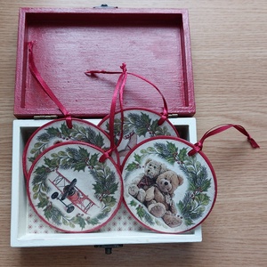 Karácsonyi doboz díszekkel, Karácsony, Karácsonyi lakásdekoráció, Karácsonyfadíszek, Decoupage, transzfer és szalvétatechnika, MESKA