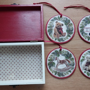 Karácsonyi doboz díszekkel - karácsony - karácsonyi lakásdekoráció - karácsonyfadíszek - Meska.hu