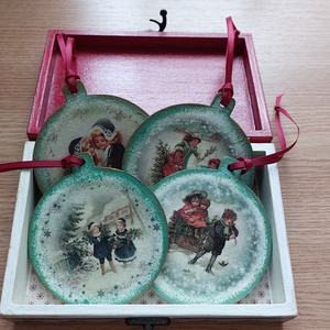 Karácsonyi doboz díszekkel, Karácsony, Karácsonyi lakásdekoráció, Karácsonyfadíszek, Decoupage, transzfer és szalvétatechnika, MESKA