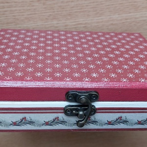 Karácsonyi doboz díszekkel - karácsony - karácsonyi lakásdekoráció - karácsonyfadíszek - Meska.hu