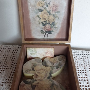 Rózsás doboz, pillangó és hűtőmágnes szett - otthon & életmód - dekoráció - asztal és polc dekoráció - díszdoboz - Meska.hu