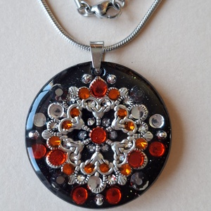 Vörös-ezüst-fekete medál - Meska.hu