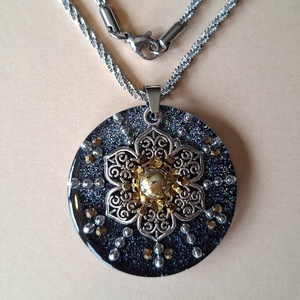 Éjkirálynő - medál, Ékszer, Nyaklánc, Medál, Ékszerkészítés, A medál képfelülete epoxigyanta technikával készült. UV gyantába ágyazva ezüst színű áttört felület..., MESKA