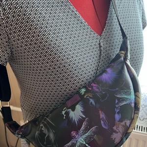 Divatos félhold alakú táska - táska & tok - kézitáska & válltáska - vállon átvethető táska - Meska.hu