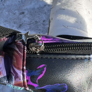 Divatos félhold alakú táska - táska & tok - kézitáska & válltáska - vállon átvethető táska - Meska.hu