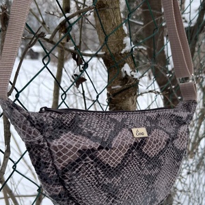 Különleges kígyó mintás félhold táska - táska & tok - kézitáska & válltáska - vállon átvethető táska - Meska.hu