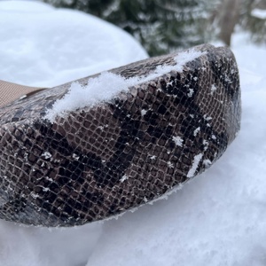 Különleges kígyó mintás félhold táska - táska & tok - kézitáska & válltáska - vállon átvethető táska - Meska.hu