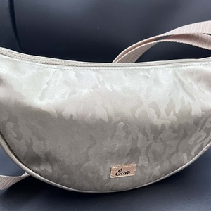 Különleges arany színű terepmintás  félhold alakú táska, Táska & Tok, Kézitáska & válltáska, Vállon átvethető táska, Varrás, MESKA