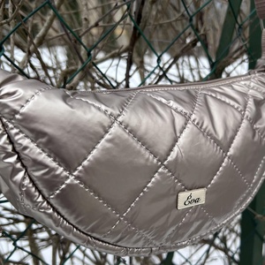 Különleges arany színű steppelt  félhold alakú táska - Meska.hu