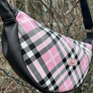 Különleges rózsaszín-fekete kockás  félhold alakú táska - Meska.hu