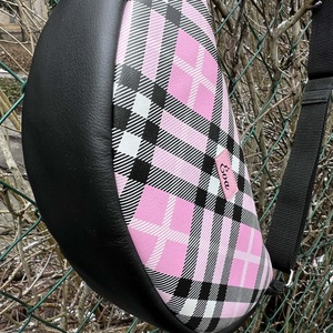 Különleges rózsaszín-fekete kockás  félhold alakú táska - táska & tok - kézitáska & válltáska - vállon átvethető táska - Meska.hu