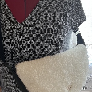 Szőrmés félhold alakú táska - nagyobb méret, Táska & Tok, Kézitáska & válltáska, Vállon átvethető táska, , MESKA