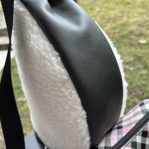 Szőrmés félhold alakú táska - nagyobb méret - táska & tok - kézitáska & válltáska - vállon átvethető táska - Meska.hu