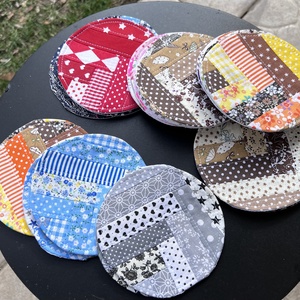 Kerek patchwork poháralátét - otthon & életmód - konyhafelszerelés, tálalás - tálalás - tányér- és poháralátét - Meska.hu