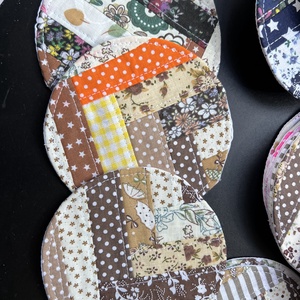 Kerek patchwork poháralátét - otthon & életmód - konyhafelszerelés, tálalás - tálalás - tányér- és poháralátét - Meska.hu