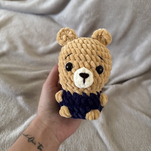 Mini kék ruhás maci , Játék & Sport, Plüssállat & Játékfigura, Maci, Hímzés, Horgolás, Kézzel horgolt, apró és imádnivalóan puha barna mackó plüss, kék ruhácskában. ??

Ez a pici cuki, e..., MESKA