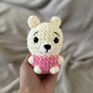 Mini rózsaszín ruhás maci , Játék & Sport, Plüssállat & Játékfigura, Maci, Hímzés, Horgolás, Kézzel horgolt, apró és imádnivalóan puha fehér mackó plüss, rózsaszín ruhácskában. ??

Ez a pici c..., MESKA