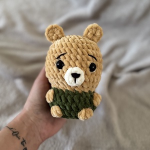 Mini zöld ruhás maci, Játék & Sport, Plüssállat & Játékfigura, Maci, Hímzés, Horgolás, Kézzel horgolt, apró és imádnivalóan puha barna mackó plüss, zöld ruhácskában. ??

Ez a pici cuki, ..., MESKA