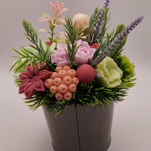 Kutyusos fém kaspó szappanvirágokkal - otthon & életmód - dekoráció - virágdísz és tartó - csokor & virágdísz - Meska.hu